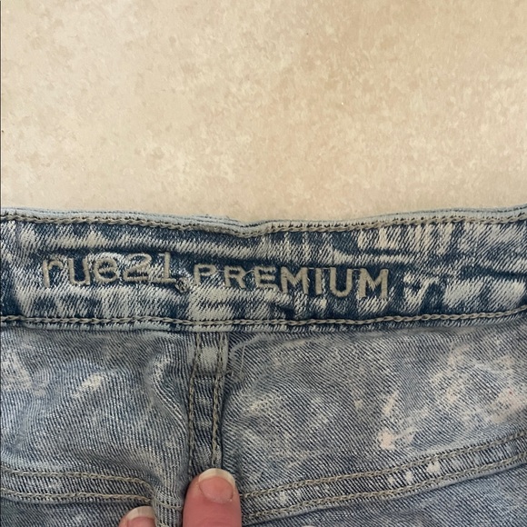 Rue21 Light Blue Distressed Men's Jeans - Picture 2 of 4